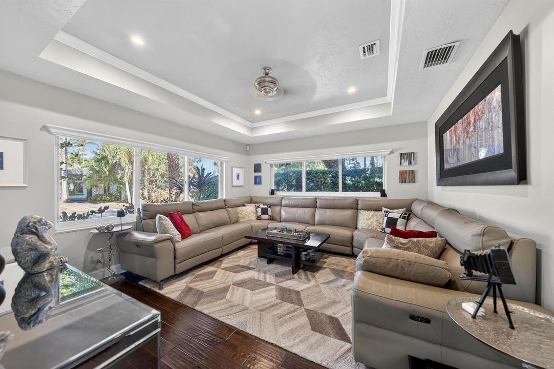 2460 Bayview Dr Fort-print-031-006-Livin
