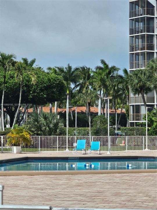 For Sale: $190,000 (2 beds, 2 baths, 994 Square Feet)