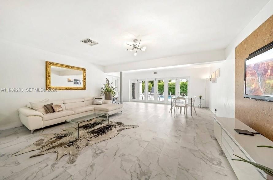 Recientemente alquilado: $7,990 (4 camas, 2 baños, 2070 Pies cuadrados)