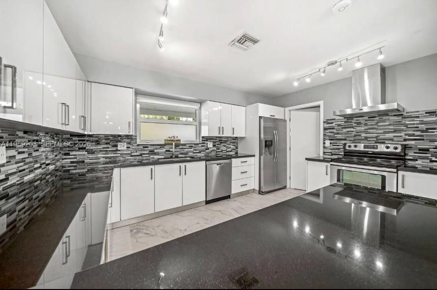 Recientemente alquilado: $7,990 (4 camas, 2 baños, 2070 Pies cuadrados)