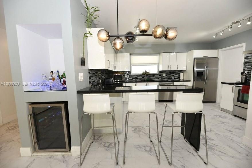 Recientemente alquilado: $7,990 (4 camas, 2 baños, 2070 Pies cuadrados)