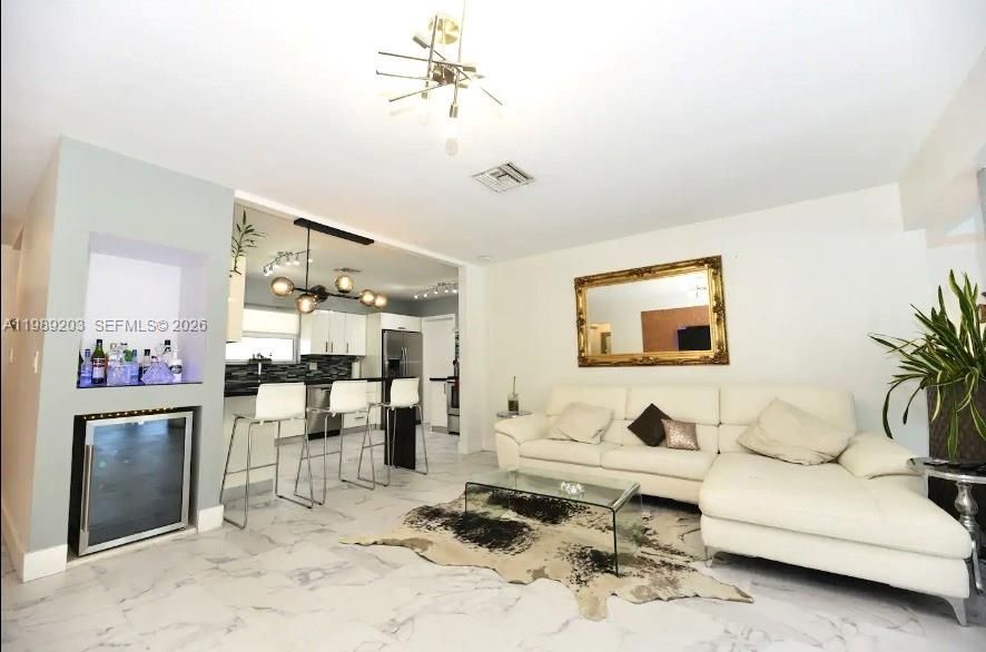 Recientemente alquilado: $7,990 (4 camas, 2 baños, 2070 Pies cuadrados)