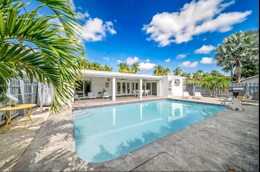 Recientemente alquilado: $7,990 (4 camas, 2 baños, 2070 Pies cuadrados)