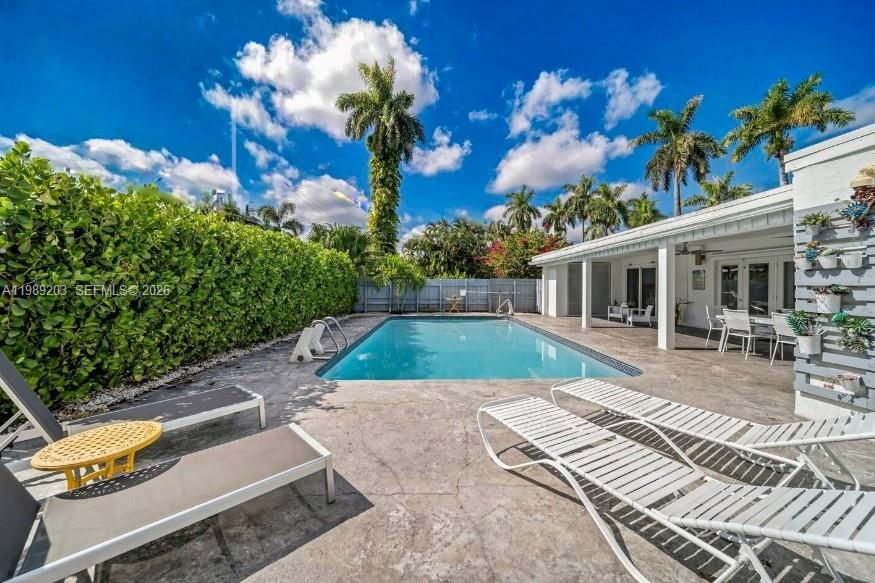 Recientemente alquilado: $7,990 (4 camas, 2 baños, 2070 Pies cuadrados)