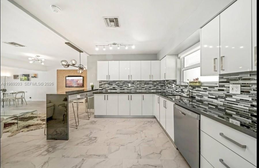 Recientemente alquilado: $7,990 (4 camas, 2 baños, 2070 Pies cuadrados)
