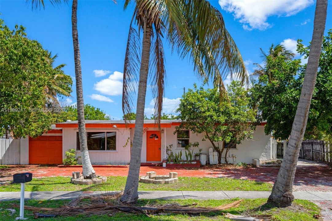 Activo con contrato: $324,900 (4 camas, 2 baños, 1392 Pies cuadrados)