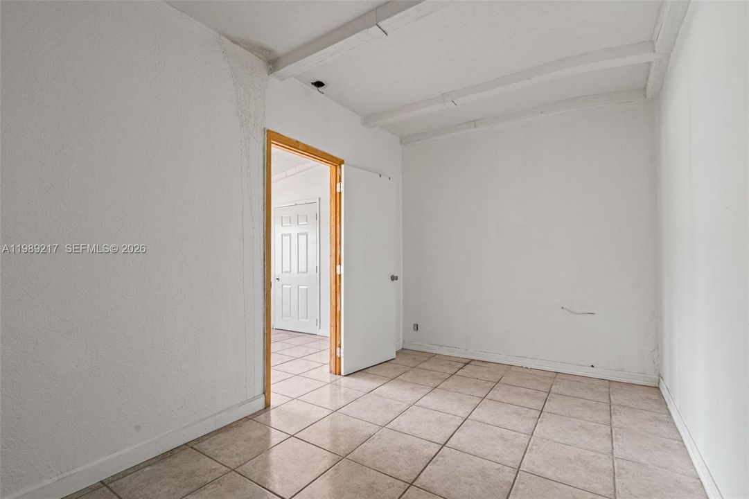 Activo con contrato: $324,900 (4 camas, 2 baños, 1392 Pies cuadrados)