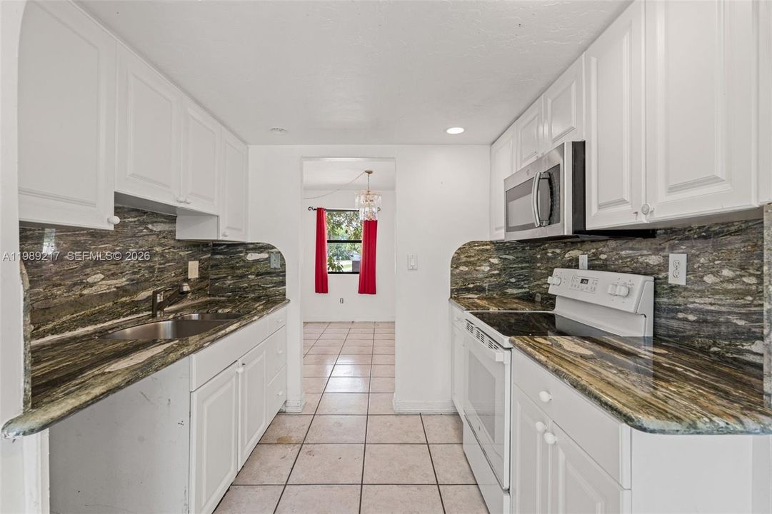Activo con contrato: $324,900 (4 camas, 2 baños, 1392 Pies cuadrados)