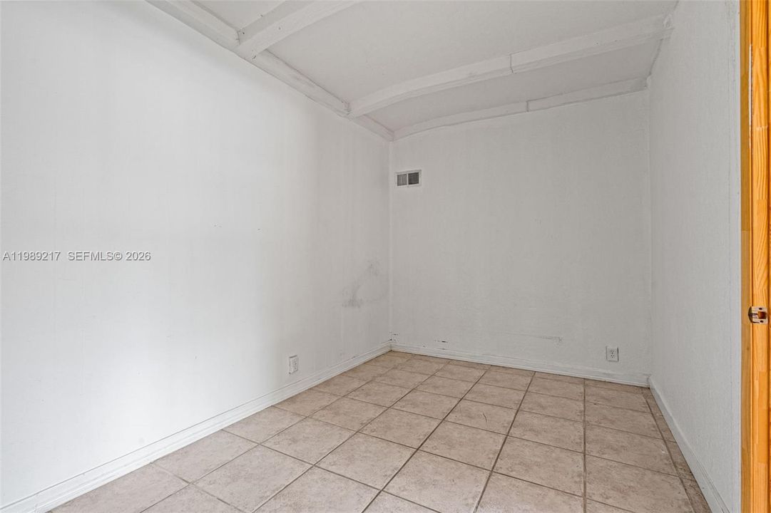 Activo con contrato: $324,900 (4 camas, 2 baños, 1392 Pies cuadrados)