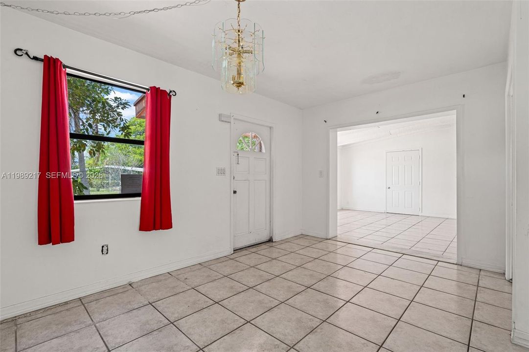 Activo con contrato: $324,900 (4 camas, 2 baños, 1392 Pies cuadrados)