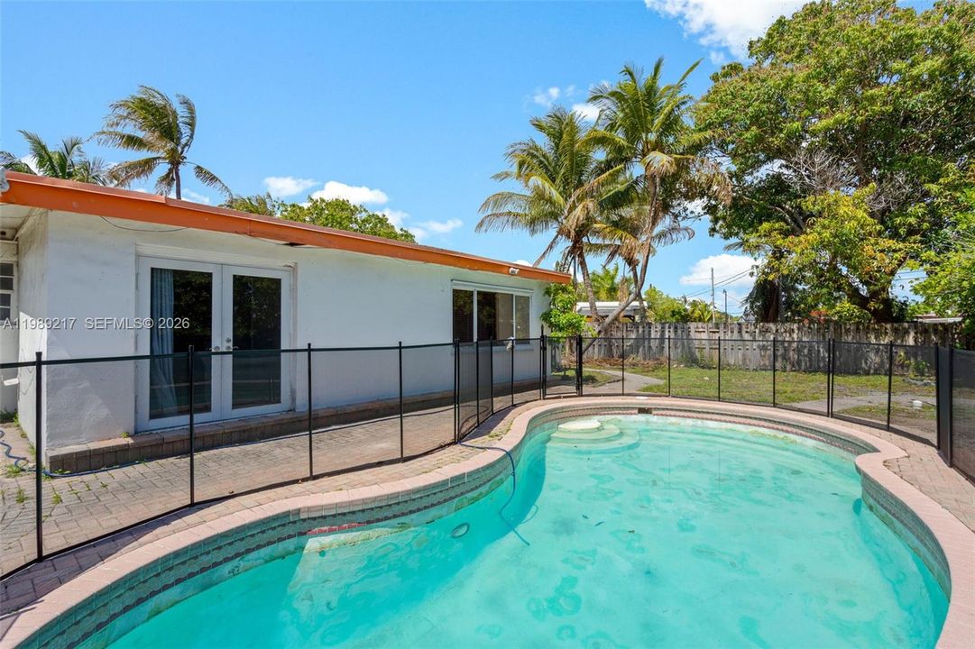 Activo con contrato: $324,900 (4 camas, 2 baños, 1392 Pies cuadrados)