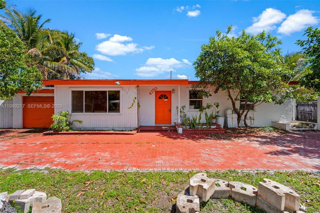 Activo con contrato: $324,900 (4 camas, 2 baños, 1392 Pies cuadrados)