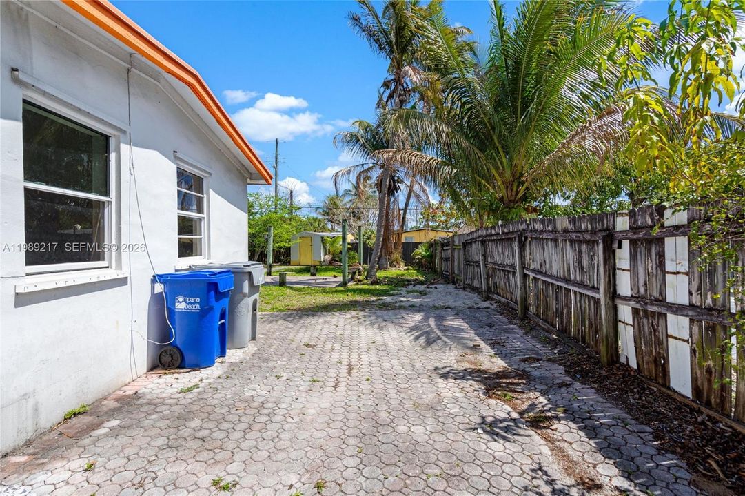 Activo con contrato: $324,900 (4 camas, 2 baños, 1392 Pies cuadrados)