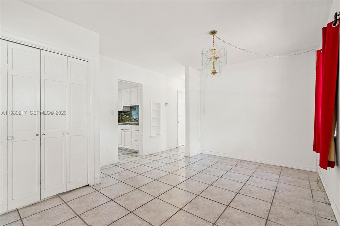 Activo con contrato: $324,900 (4 camas, 2 baños, 1392 Pies cuadrados)