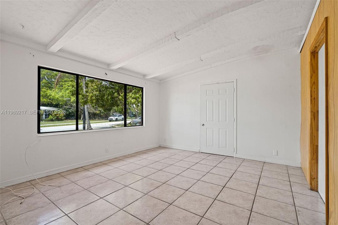 Activo con contrato: $324,900 (4 camas, 2 baños, 1392 Pies cuadrados)