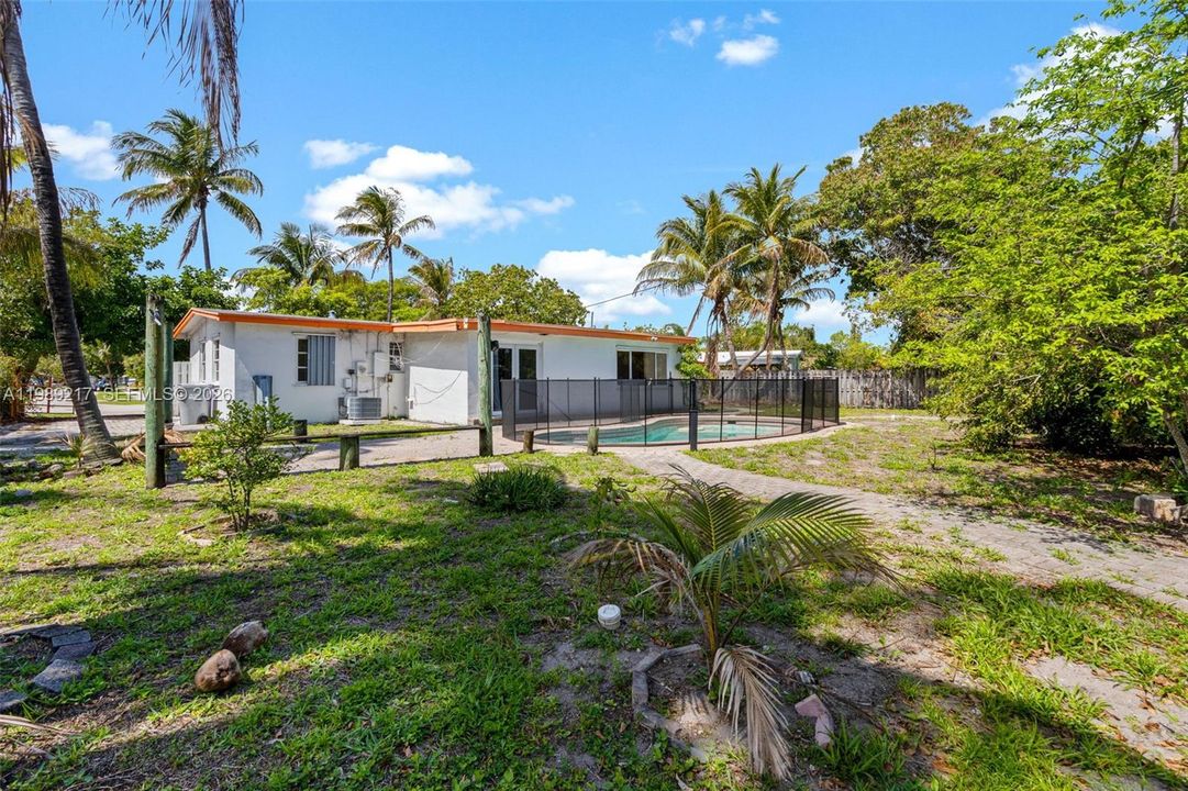 Activo con contrato: $324,900 (4 camas, 2 baños, 1392 Pies cuadrados)