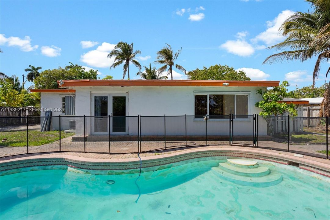 Activo con contrato: $324,900 (4 camas, 2 baños, 1392 Pies cuadrados)