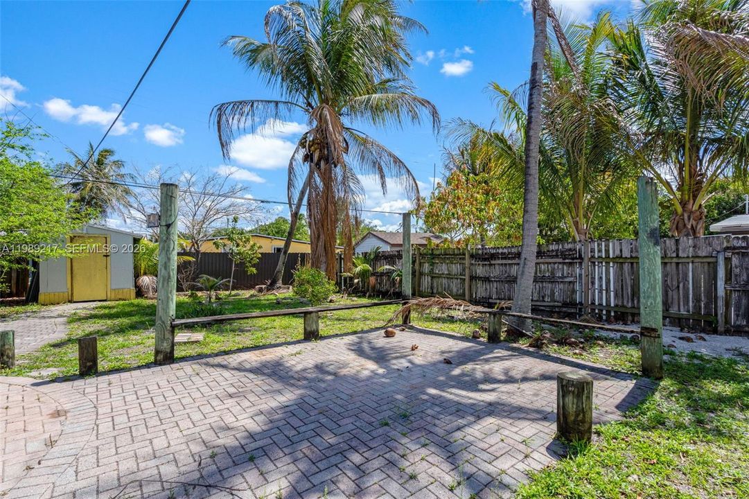Activo con contrato: $324,900 (4 camas, 2 baños, 1392 Pies cuadrados)