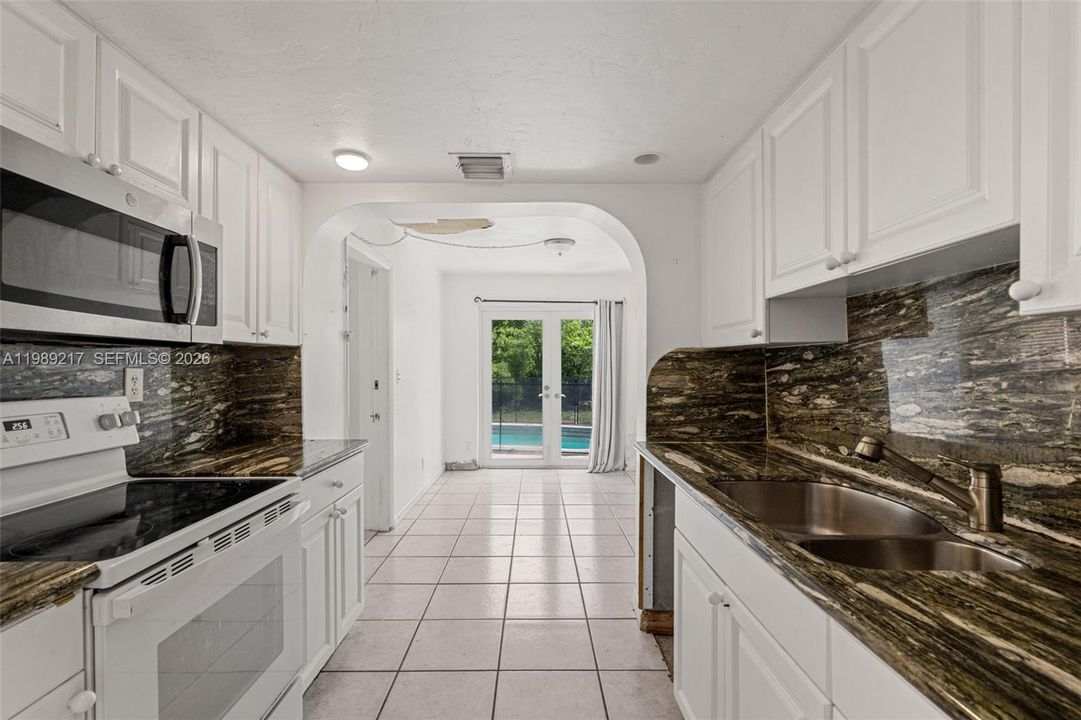 Activo con contrato: $324,900 (4 camas, 2 baños, 1392 Pies cuadrados)