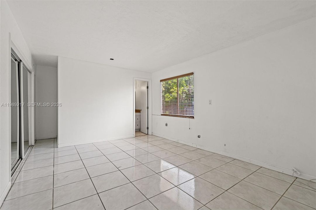 Activo con contrato: $324,900 (4 camas, 2 baños, 1392 Pies cuadrados)