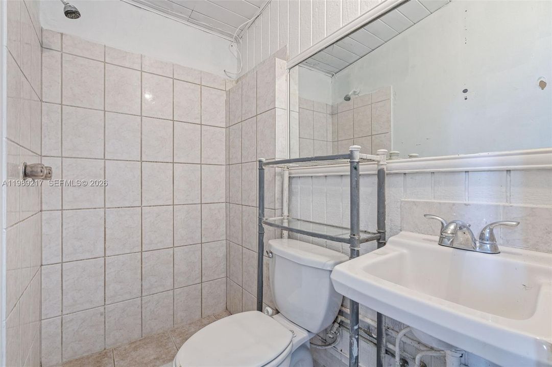 Activo con contrato: $324,900 (4 camas, 2 baños, 1392 Pies cuadrados)