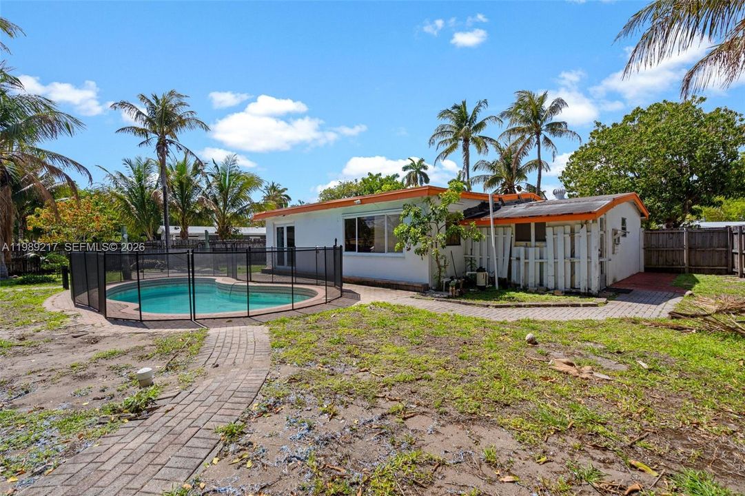 Activo con contrato: $324,900 (4 camas, 2 baños, 1392 Pies cuadrados)