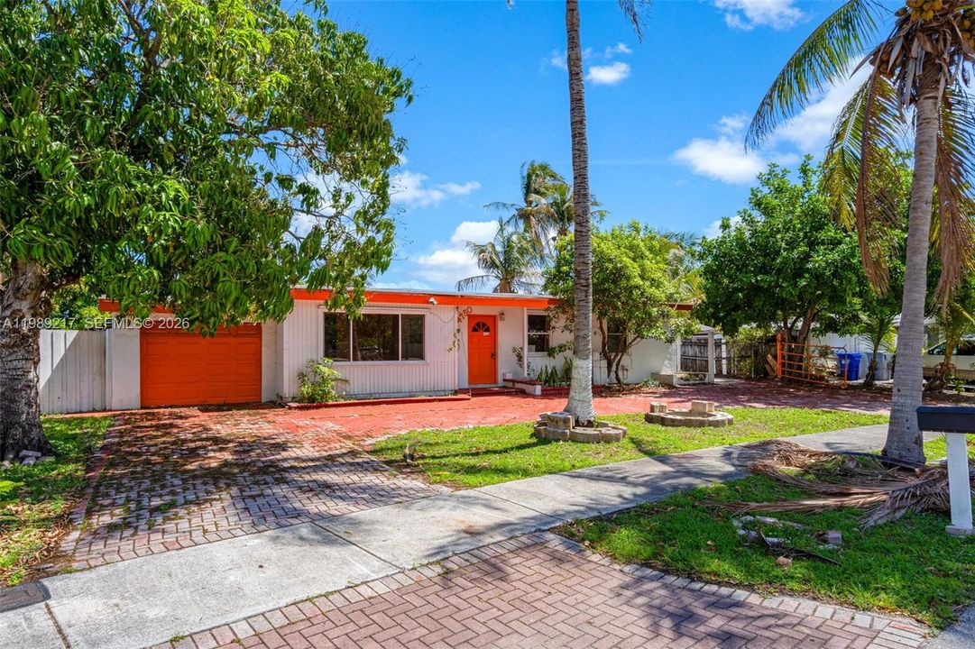 Activo con contrato: $324,900 (4 camas, 2 baños, 1392 Pies cuadrados)