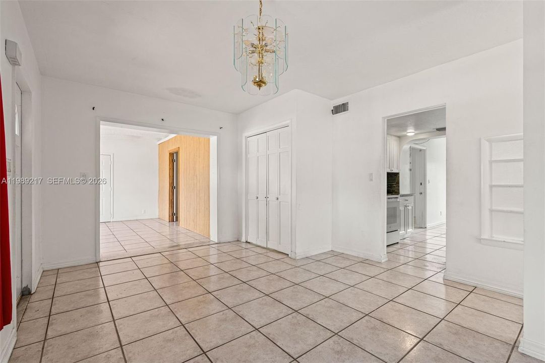 Activo con contrato: $324,900 (4 camas, 2 baños, 1392 Pies cuadrados)