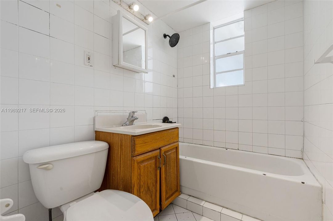 Activo con contrato: $324,900 (4 camas, 2 baños, 1392 Pies cuadrados)