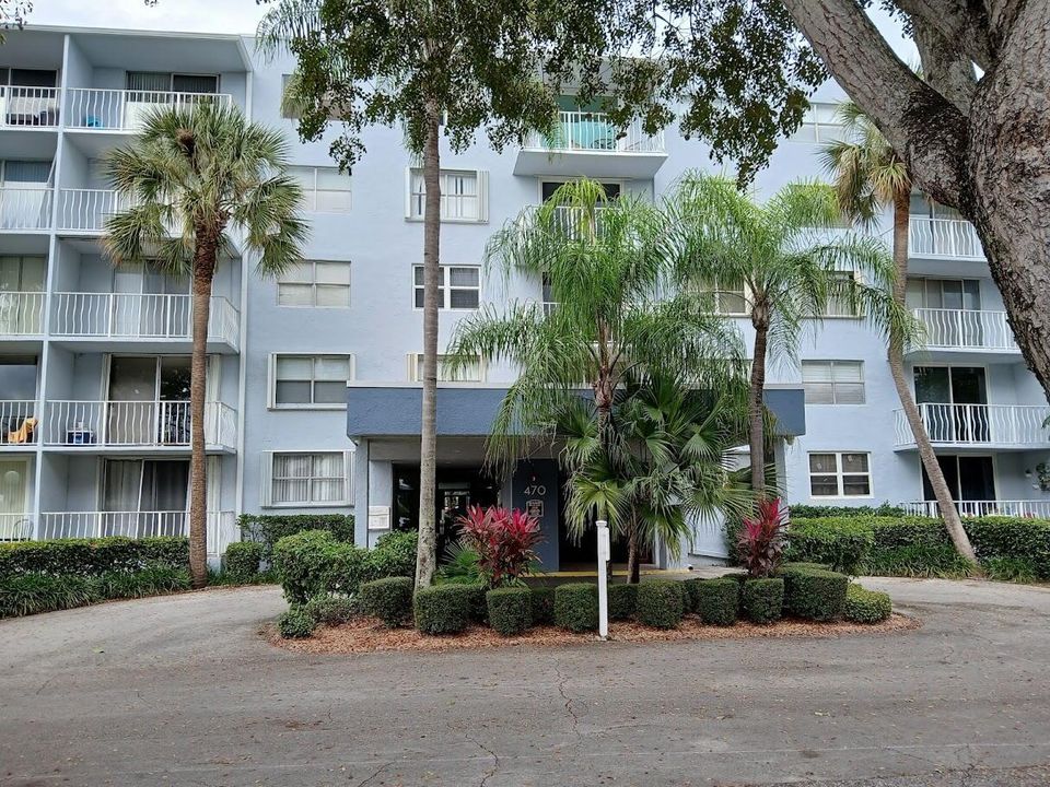 470 Executive Center Drive Front