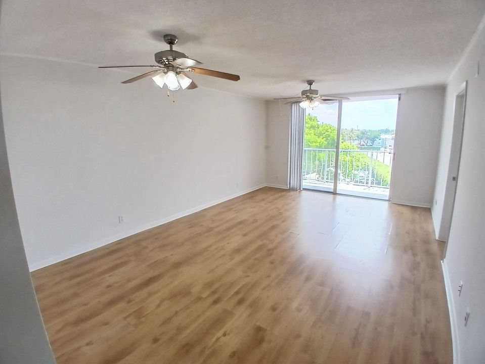 Family Room with 2 Ceiling Fans