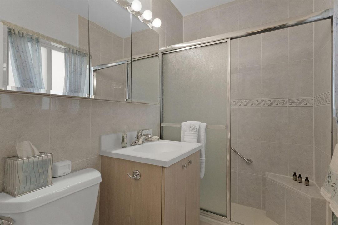 20_accutour_1555-71st-st-032