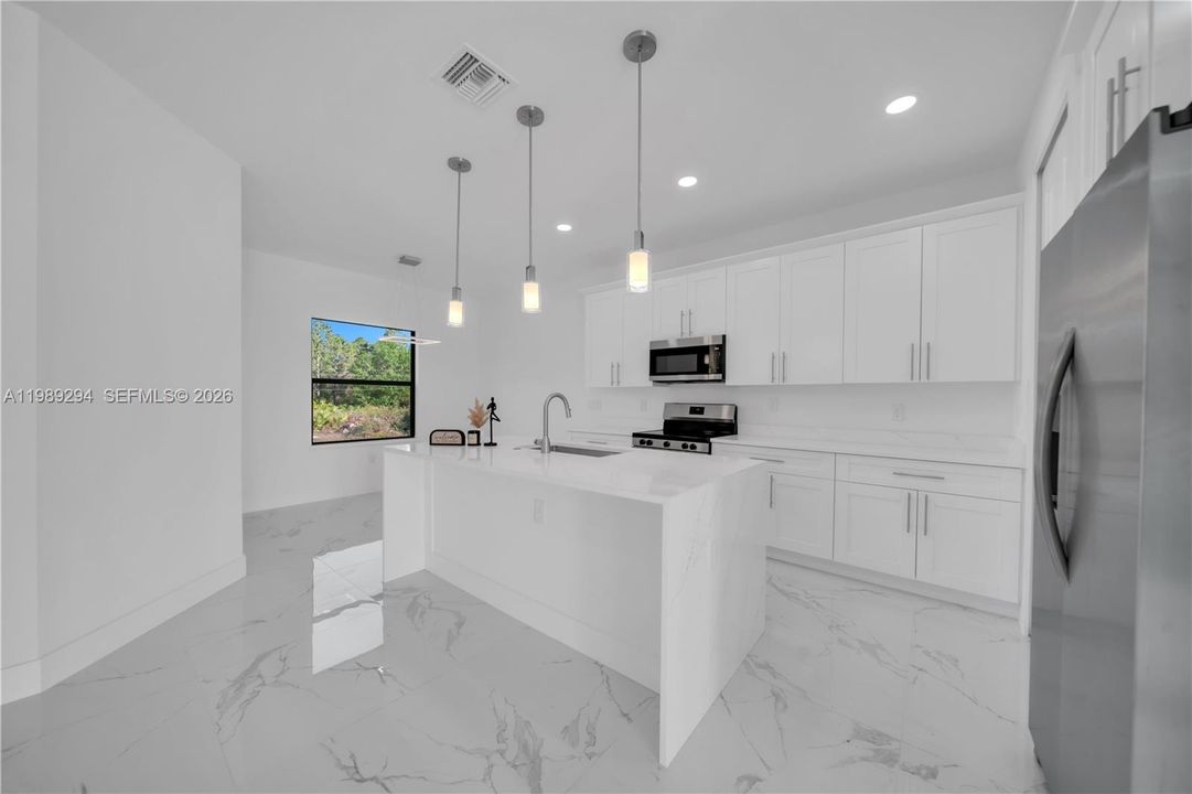 Vendido Recientemente: $374,900 (4 camas, 2 baños, 1719 Pies cuadrados)