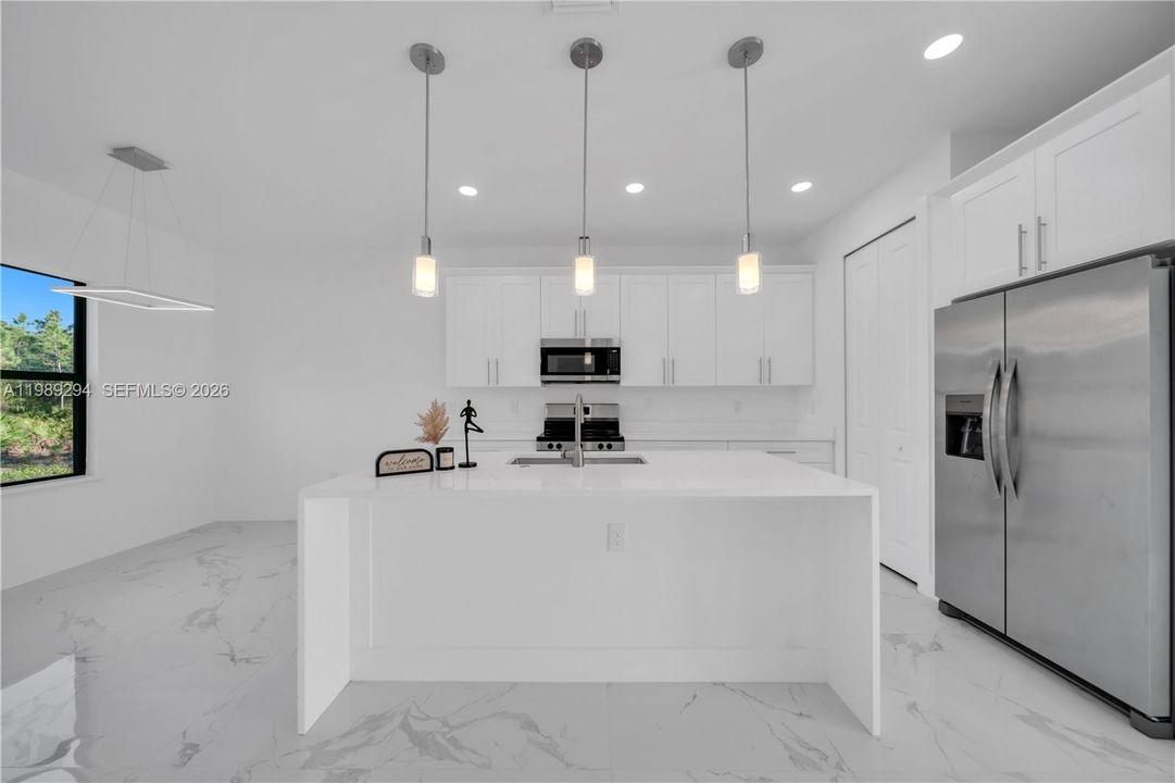 Vendido Recientemente: $374,900 (4 camas, 2 baños, 1719 Pies cuadrados)