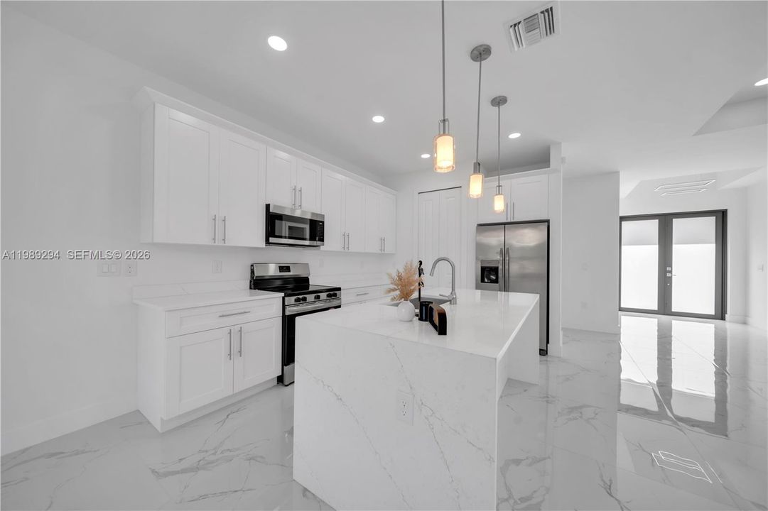 Vendido Recientemente: $374,900 (4 camas, 2 baños, 1719 Pies cuadrados)