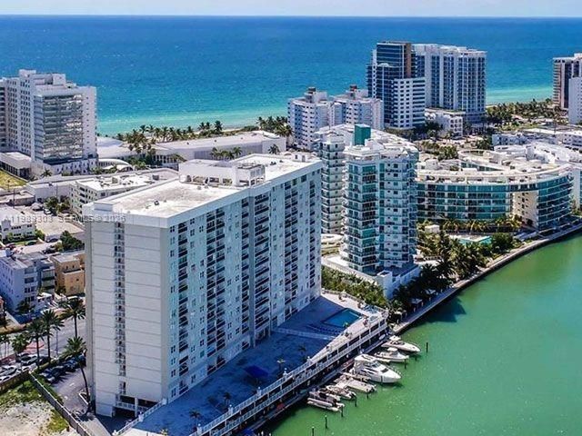 For Sale: $308,000 (1 beds, 1 baths, 910 Square Feet)