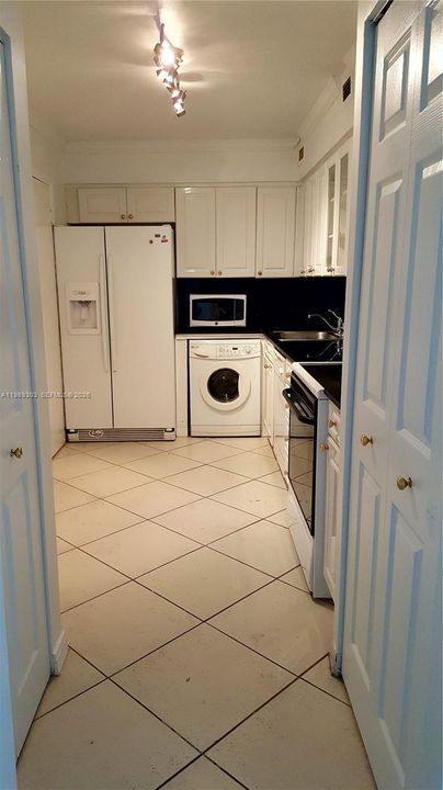 For Sale: $308,000 (1 beds, 1 baths, 910 Square Feet)