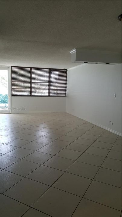 For Sale: $308,000 (1 beds, 1 baths, 910 Square Feet)