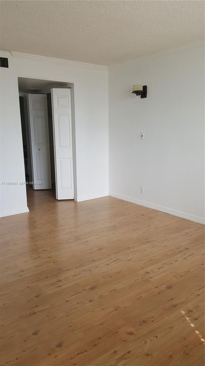 For Sale: $308,000 (1 beds, 1 baths, 910 Square Feet)