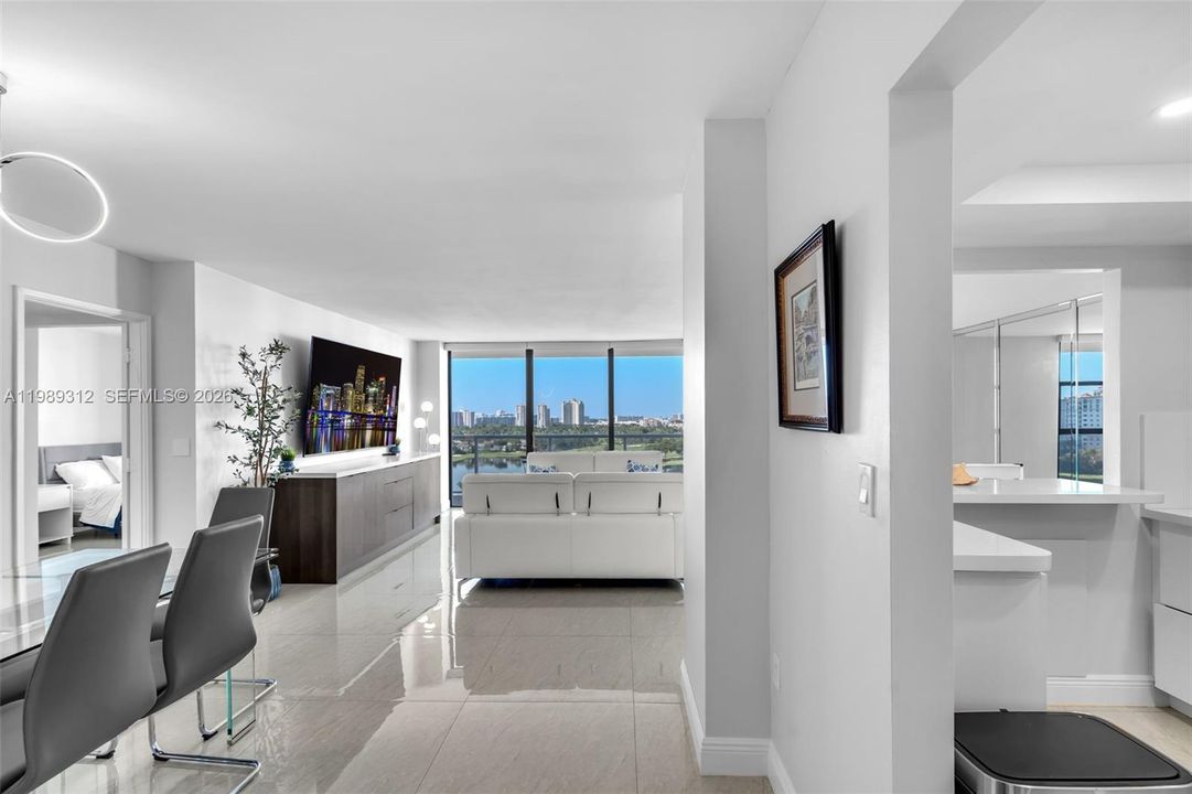 Activo con contrato: $549,000 (3 camas, 3 baños, 1465 Pies cuadrados)