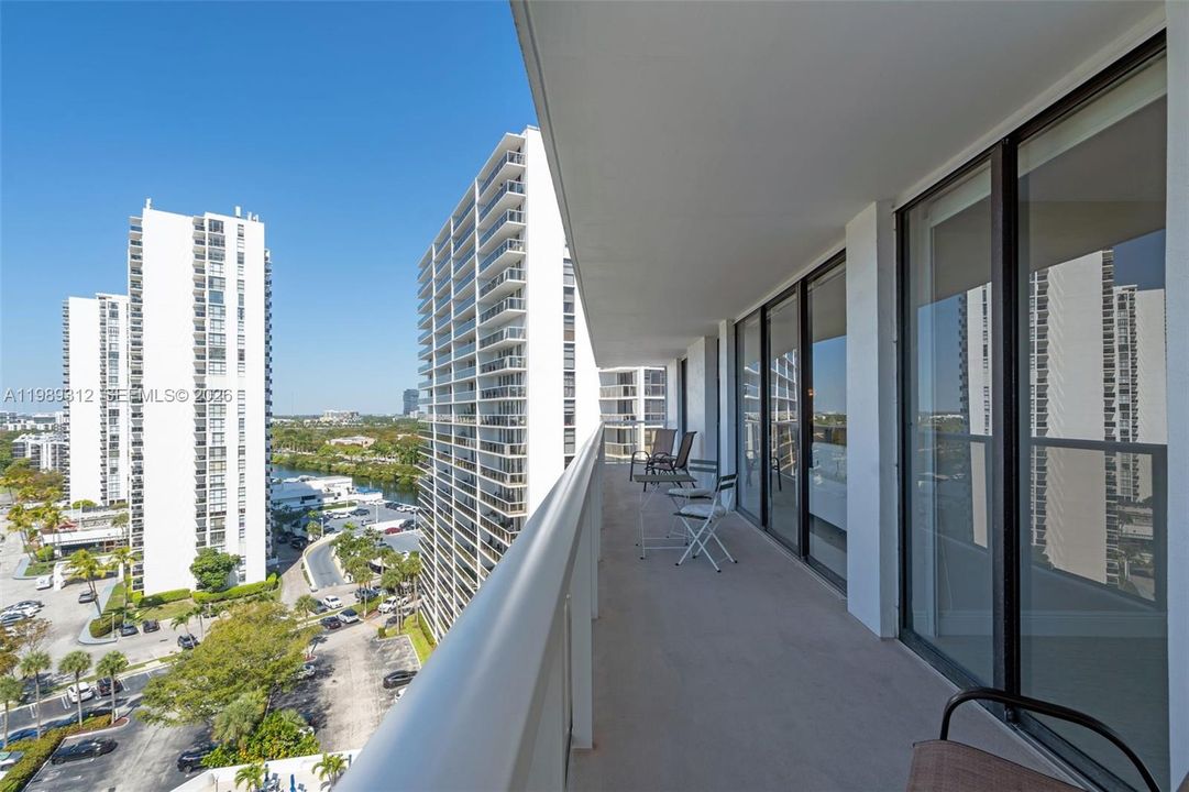 Activo con contrato: $549,000 (3 camas, 3 baños, 1465 Pies cuadrados)