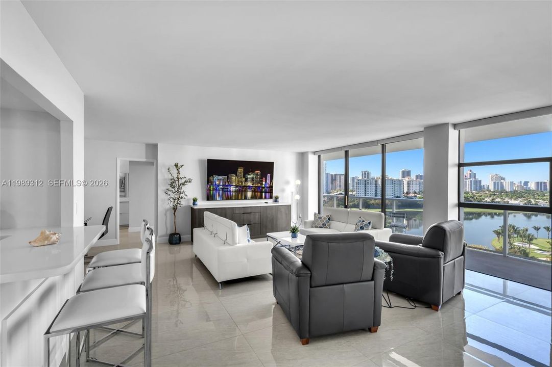 Activo con contrato: $549,000 (3 camas, 3 baños, 1465 Pies cuadrados)
