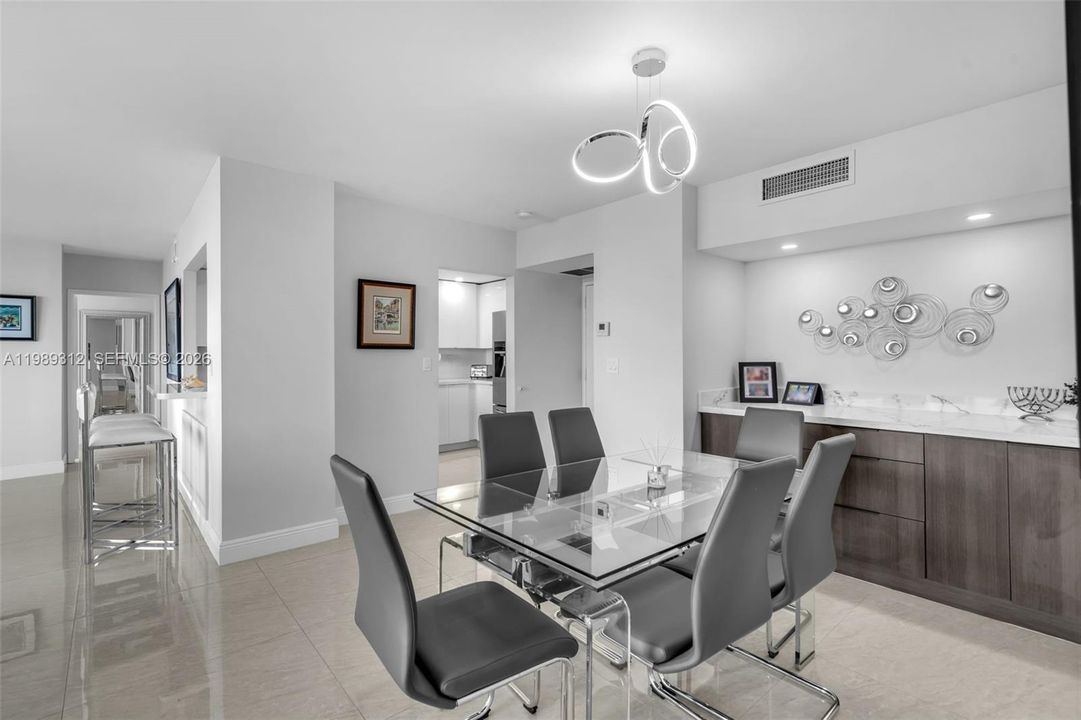 Activo con contrato: $549,000 (3 camas, 3 baños, 1465 Pies cuadrados)