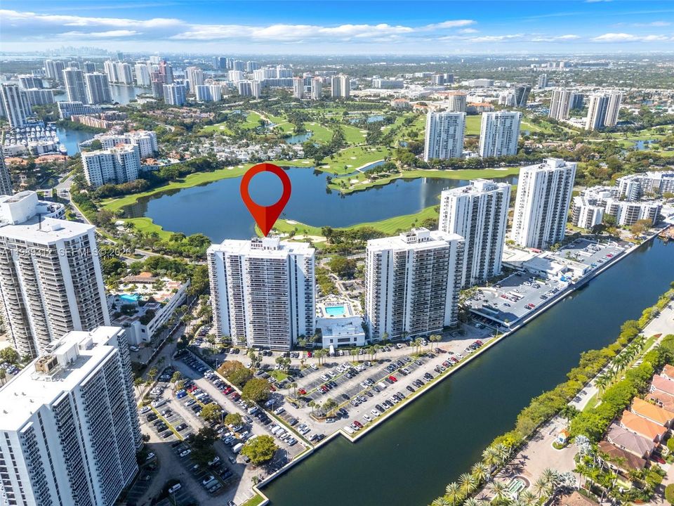 Activo con contrato: $549,000 (3 camas, 3 baños, 1465 Pies cuadrados)