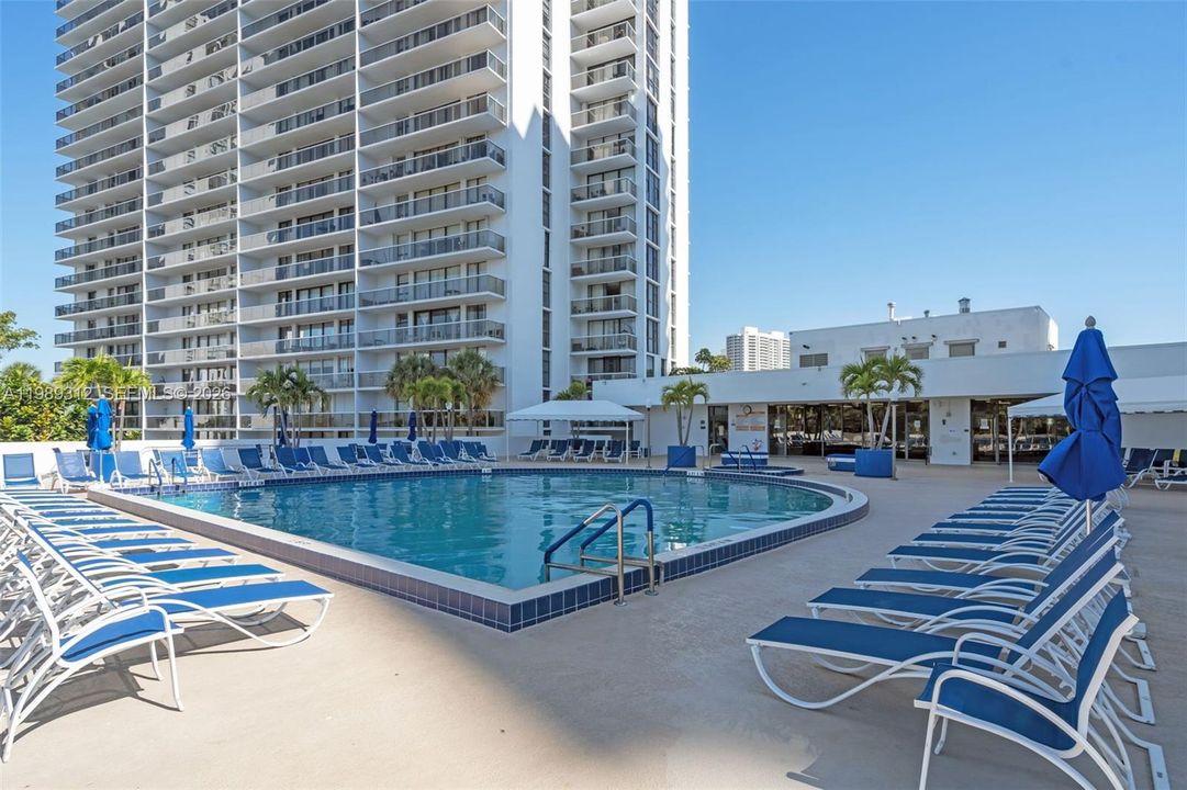 Activo con contrato: $549,000 (3 camas, 3 baños, 1465 Pies cuadrados)