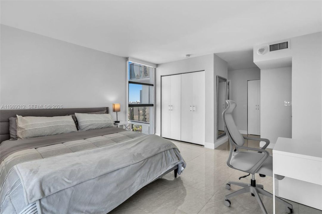 Activo con contrato: $549,000 (3 camas, 3 baños, 1465 Pies cuadrados)