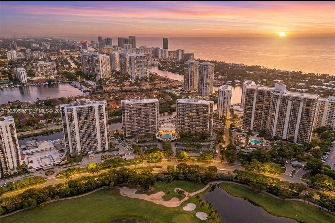 Activo con contrato: $549,000 (3 camas, 3 baños, 1465 Pies cuadrados)