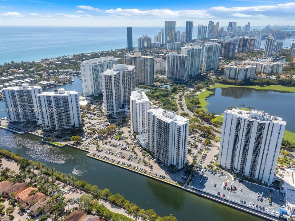 Activo con contrato: $549,000 (3 camas, 3 baños, 1465 Pies cuadrados)