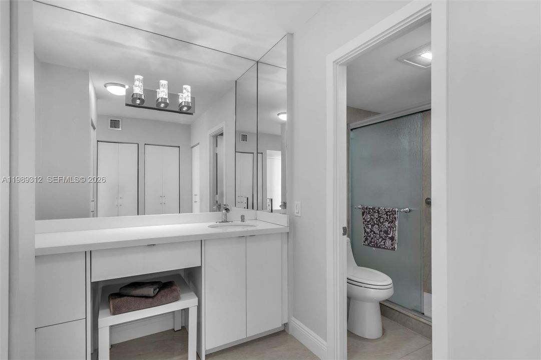Activo con contrato: $549,000 (3 camas, 3 baños, 1465 Pies cuadrados)