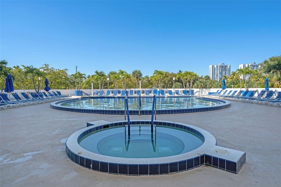 Activo con contrato: $549,000 (3 camas, 3 baños, 1465 Pies cuadrados)